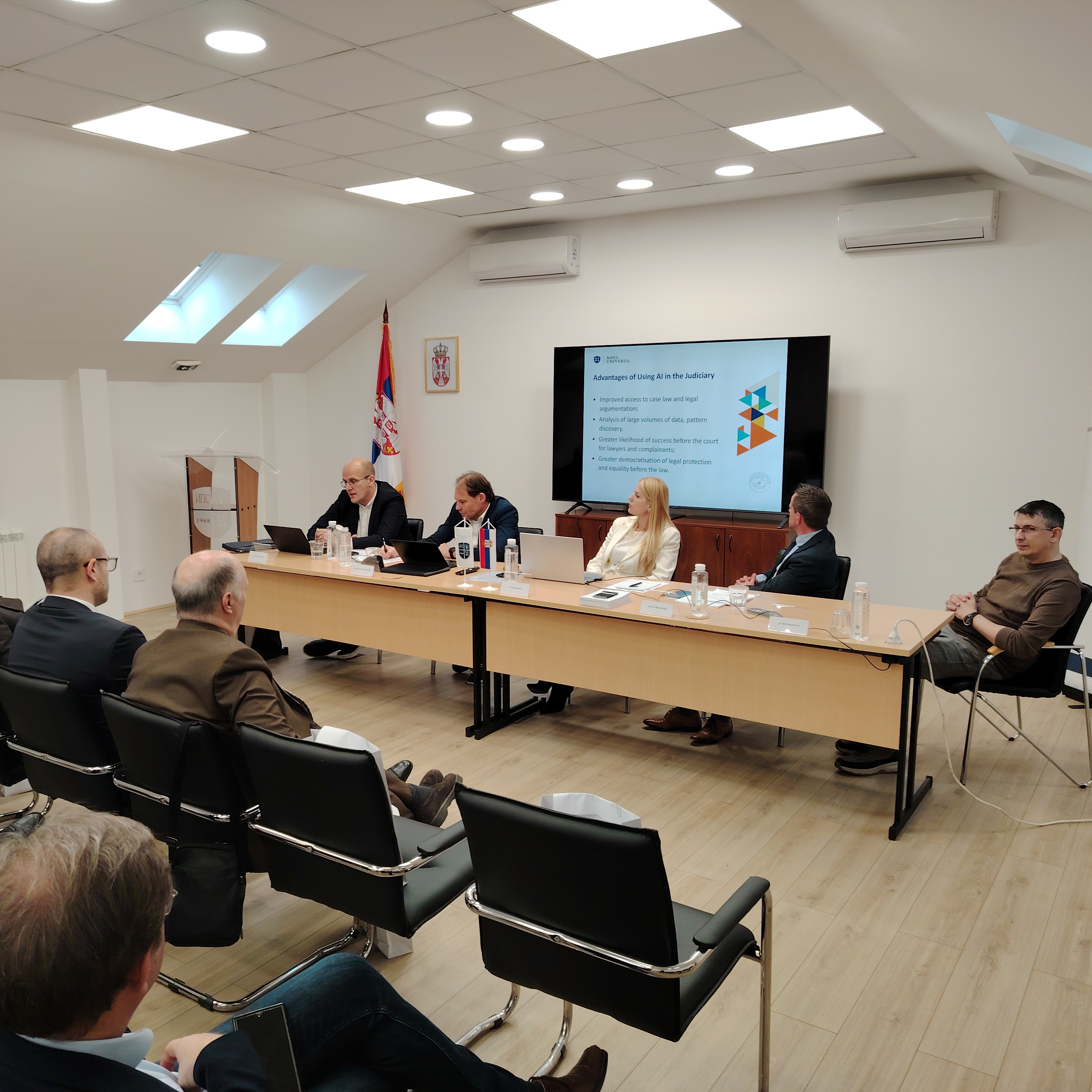 ВЕШТАЧКА ИНТЕЛИГЕНЦИЈА, УСТАВНОСТ И ПРАВО: ЕМИНЕНТНИ СТРУЧЊАЦИ У ИНСТИТУТУ ЗА ПОЛИТИЧКЕ СТУДИЈЕ